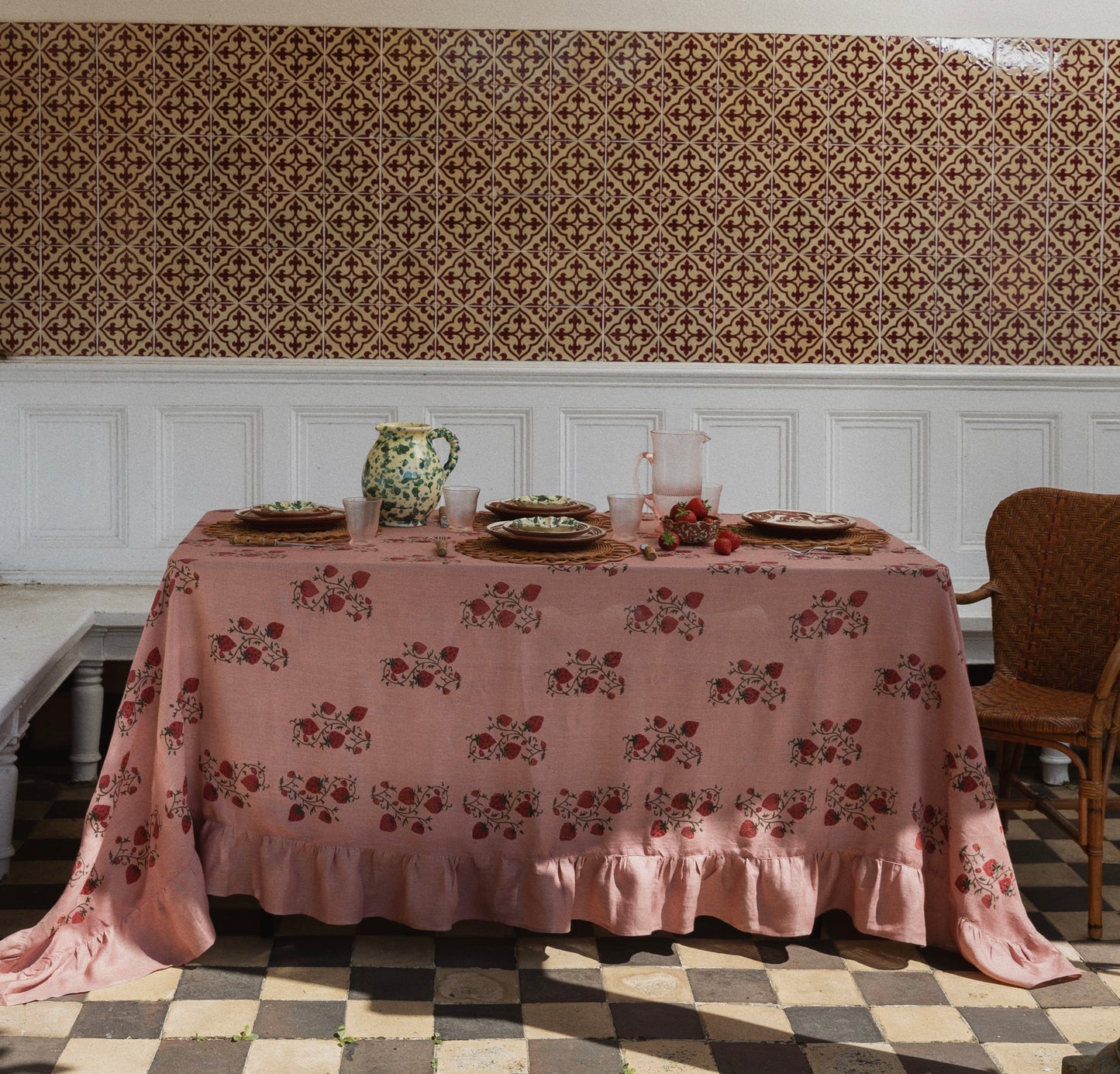 Strawberry tablecloth - pink