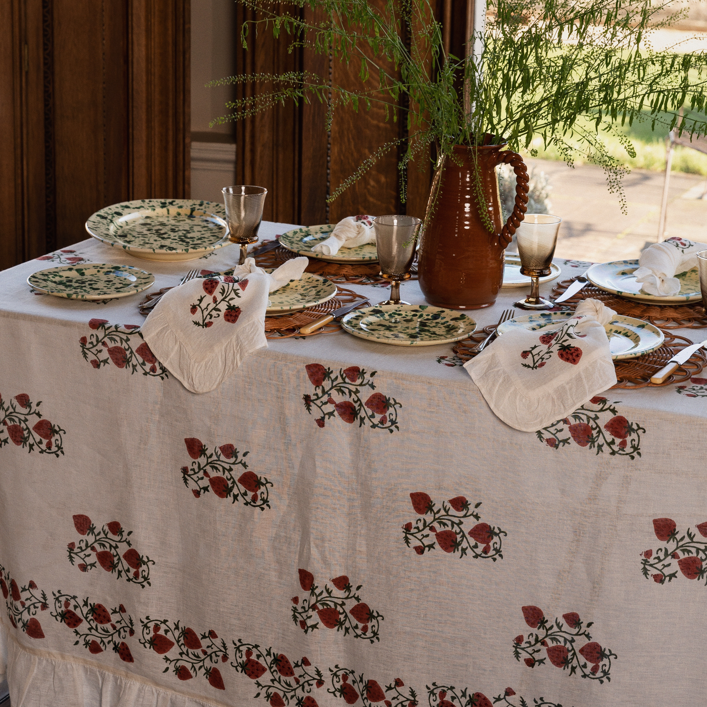 Strawberry tablecloth - white